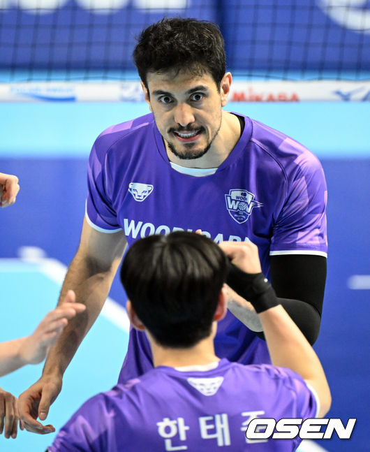 [OSEN=인천, 조은정 기자]10일 인천 계양체육관에서 프로배구 진에어 2025~26 V리그 대한항공과 우리카드의 경기가 열렸다.대한항공은 18승 8패 (승점53)로 리그 2위, 우리카드는 12승 15패(승점35)로 6위를 기록 중이다. 2세트 우리카드 아라우조가 득점에 기뻐하고 있다. 2026.02.10 /cej@osen.co.kr