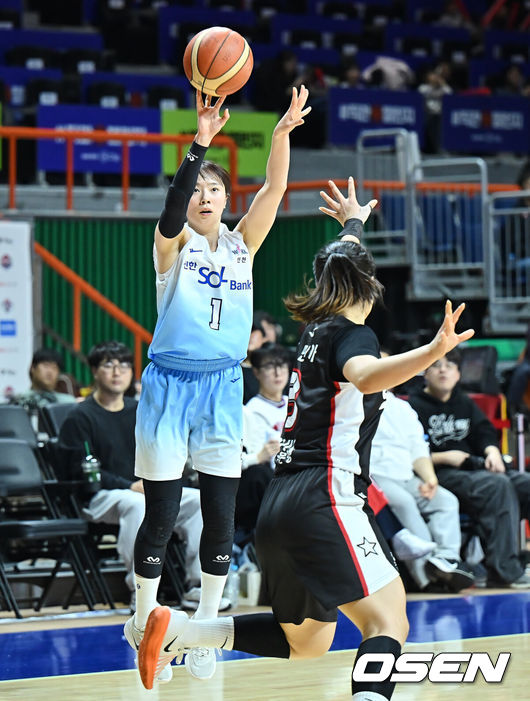 [OSEN=부산, 이석우 기자] 22일 부산 사직실내체육관에서 BNK금융 2025~2026 여자프로농구 부산 BNK와 인천 신한은행의 경기가 열렸다. 치열한 순위 경쟁 속에 있는 부산 BNK는 올 시즌 네 차례 연장전을 모두 안방에서 패하는 아쉬움 속에, 전날(21일) 용인 삼성생명과의 경기에서도 연장 끝 73-76으로 무릎 꿇으며 공동 4위(12승 14패)로 내려앉아 분위기 반전이 절실한 상황이다.인천 신한은행 신이슬이 부산 BNK 김민아의 마크를 피해 3점슛을 시도하고 있다. 2026.02.22 / foto0307@osen.co.kr