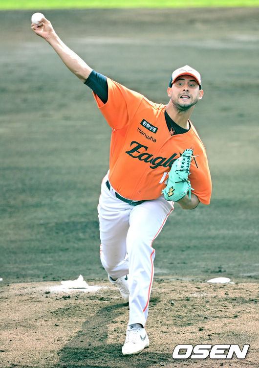 [OSEN=오키나와(일본), 최규한 기자] 프로야구 한화 이글스가 22일 일본 오키나와 이토만 니시자키 야구장에서 일본 프로야구 지바롯데와 연습경기를 가진다.한화는 이번 2차 오키나와 캠프에서 총 9차례 연습경기를통해 전력을 가다듬을 예정이다.1회말 한화 선발 윌켈 에르난데스가 힘차게 공을 뿌리고 있다. 2026.02.22 / dreamer@osen.co.kr