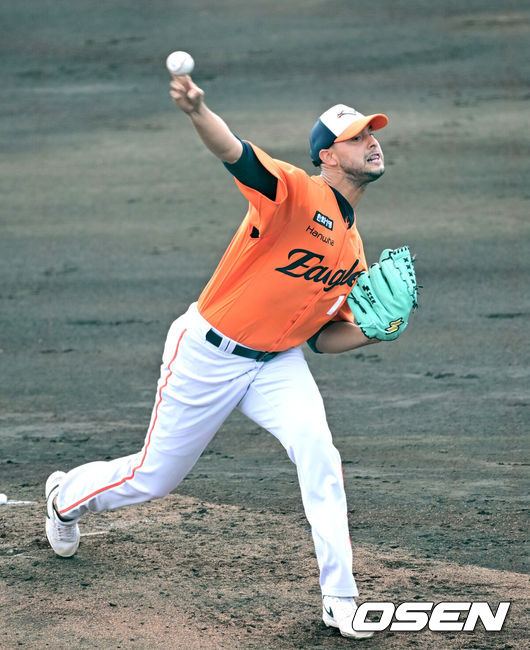 [OSEN=오키나와(일본), 최규한 기자] 프로야구 한화 이글스가 22일 일본 오키나와 이토만 니시자키 야구장에서 일본 프로야구 지바롯데와 연습경기를 가진다.한화는 이번 2차 오키나와 캠프에서 총 9차례 연습경기를통해 전력을 가다듬을 예정이다.2회말 한화 선발 윌켈 에르난데스가 힘차게 공을 뿌리고 있다. 2026.02.22 / dreamer@osen.co.kr