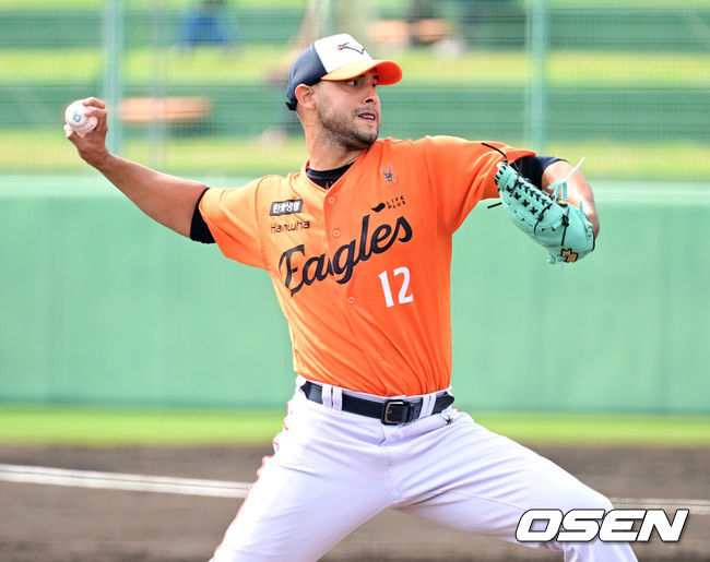 [OSEN=오키나와(일본), 최규한 기자] 프로야구 한화 이글스가 22일 일본 오키나와 이토만 니시자키 야구장에서 일본 프로야구 지바롯데와 연습경기를 가진다.한화는 이번 2차 오키나와 캠프에서 총 9차례 연습경기를통해 전력을 가다듬을 예정이다.2회말 한화 선발 윌켈 에르난데스가 힘차게 공을 뿌리고 있다. 2026.02.22 / dreamer@osen.co.kr
