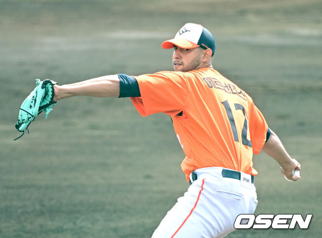 [OSEN=오키나와(일본), 최규한 기자] 프로야구 한화 이글스가 22일 일본 오키나와 이토만 니시자키 야구장에서 일본 프로야구 지바롯데와 연습경기를 가진다.한화는 이번 2차 오키나와 캠프에서 총 9차례 연습경기를통해 전력을 가다듬을 예정이다.1회말 한화 선발 윌켈 에르난데스가 힘차게 공을 뿌리고 있다. 2026.02.22 / dreamer@osen.co.kr