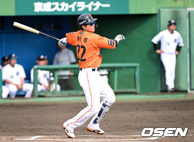 [OSEN=오키나와(일본), 최규한 기자] 프로야구 한화 이글스가 22일 일본 오키나와 이토만 니시자키 야구장에서 일본 프로야구 지바롯데와 연습경기를 가진다.한화는 이번 2차 오키나와 캠프에서 총 9차례 연습경기를통해 전력을 가다듬을 예정이다.6회초 1사 2루 상황 한화 채은성이 안타를 날리고 있다. 2026.02.22 / dreamer@osen.co.kr