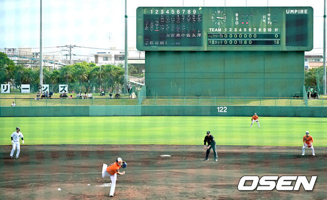 [OSEN=오키나와(일본), 최규한 기자] 프로야구 한화 이글스가 22일 일본 오키나와 이토만 니시자키 야구장에서 일본 프로야구 지바롯데와 연습경기를 가진다.한화는 이번 2차 오키나와 캠프에서 총 9차례 연습경기를통해 전력을 가다듬을 예정이다.7회말 2사 때  전광판에 스코어가 표시되고 있다. 이날 경기는 7회말까지 진행됐다. 2026.02.22 / dreamer@osen.co.kr