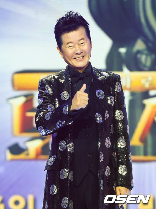 [OSEN=고양(경기),박준형 기자] 4일 경기도 일산동구 장항동 빛마루 방송지원센터에서 MBN '당신이 바로 보이스퀸' 제작발표회가 진행됐다.오는 14일 첫방송되는 MBN '당신이 바로 보이스퀸'은 주부를 대상으로 한 음악 서바이벌 프로그램. 가수 태진아가 포즈를 취하고 있다. / soul1014@osen.co.kr