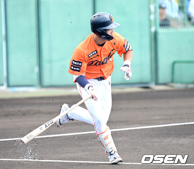 [OSEN=오키나와(일본), 최규한 기자] 프로야구 한화 이글스가 22일 일본 오키나와 이토만 니시자키 야구장에서 일본 프로야구 지바롯데와 연습경기를 가진다.한화는 이번 2차 오키나와 캠프에서 총 9차례 연습경기를통해 전력을 가다듬을 예정이다.1회초 무사 선두타자로 나선 한화 오재원이 안타를 날리고 있다. 2026.02.22 / dreamer@osen.co.kr