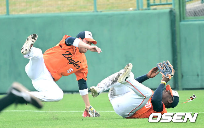 [OSEN=오키나와(일본), 최규한 기자] 프로야구 한화 이글스가 22일 일본 오키나와 이토만 니시자키 야구장에서 일본 프로야구 지바롯데와 연습경기를 가진다.한화는 이번 2차 오키나와 캠프에서 총 9차례 연습경기를통해 전력을 가다듬을 예정이다.4회말 2사 지바롯데 우에다의 2루타 때 한화 2루수 하주석과 우익수 페라자가 타구를 잡으려다 충돌하고 있다. 2026.02.22 / dreamer@osen.co.kr