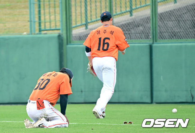 후속 플레이를 이어가는 하주석과 충돌 후 고통에 멈춰선 페라자.