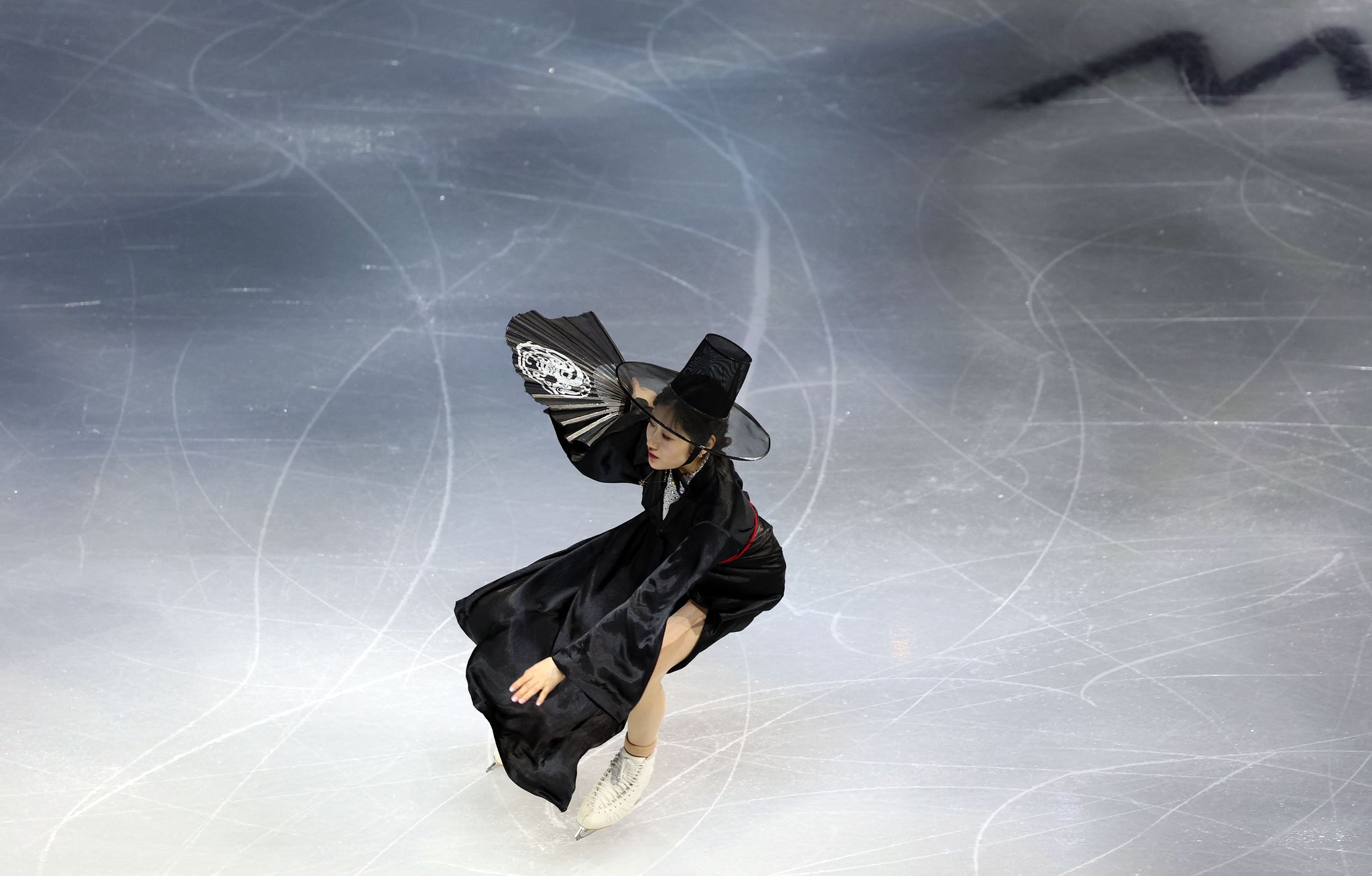 21일(현지시간) 이탈리아 밀라노 아이스스케이팅 아레나에서 열린 2026 밀라노ㆍ코르티나담페초 동계올림픽 피겨스케이팅 갈라쇼에서 이해인이 '케이팝 데몬 헌터스'에 맞춰 연기를 펼치고 있다.연합뉴스