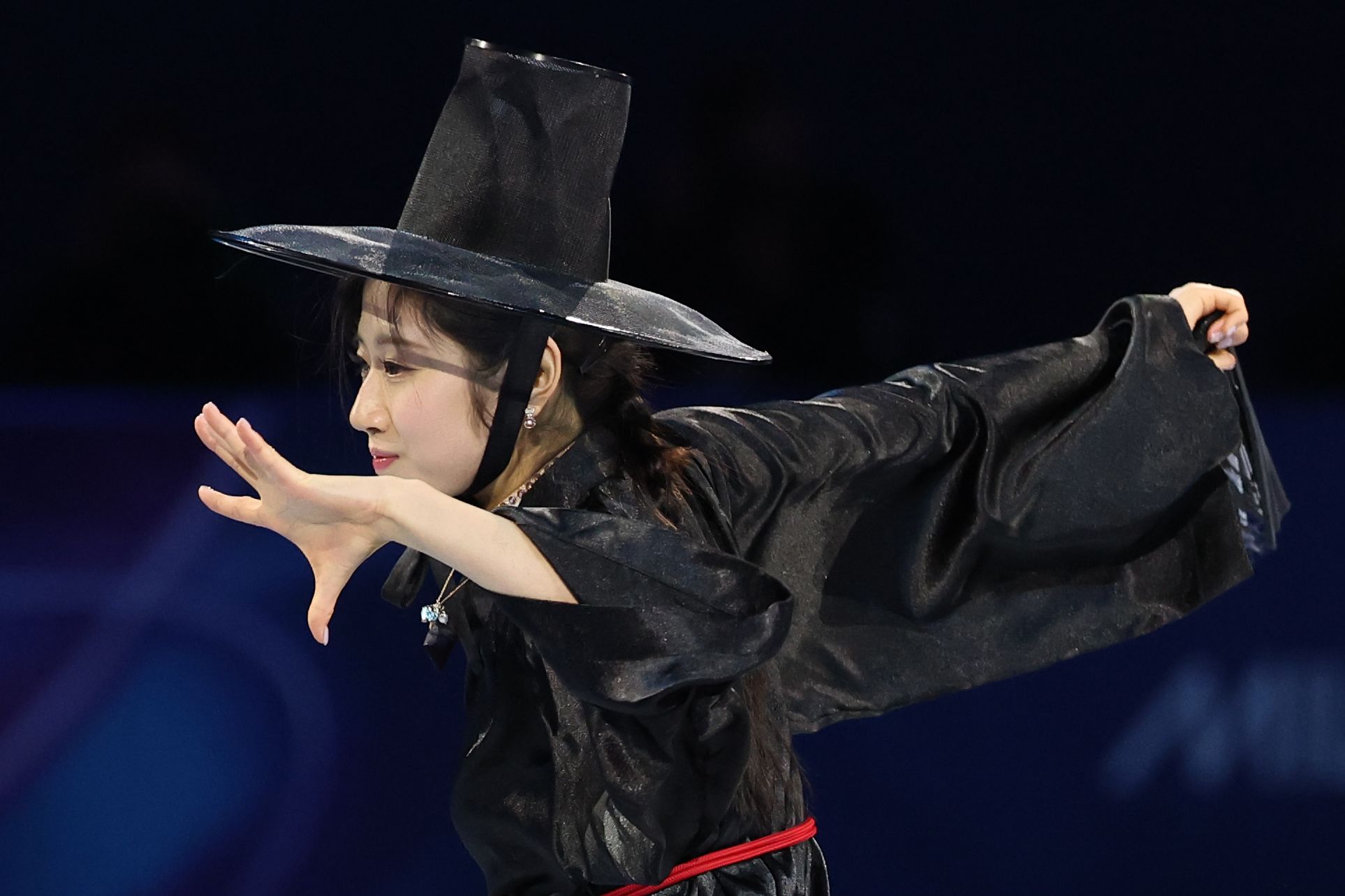 21일(현지시간) 이탈리아 밀라노 아이스스케이팅 아레나에서 열린 2026 밀라노ㆍ코르티나담페초 동계올림픽 피겨스케이팅 갈라쇼에서 이해인이 넷플릭스 케이팝데몬헌터스 삽입곡 '유어 아이돌'(Your Idol)'에 맞춰 연기를 펼치고 있다. 연합뉴스