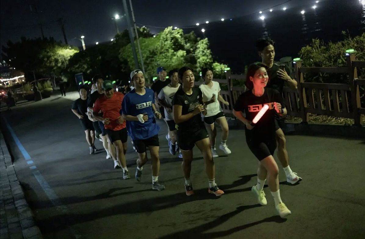제주시 용담해안도로에서 발광 안전봉을 들고 야간 러닝을 하는 중인 제주도내 러닝 단체 . 사진 제주관광공사