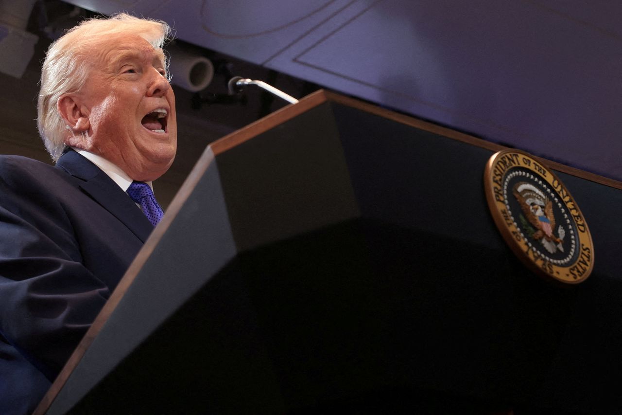 도널드 트럼프 미국 대통령이 20일(현지시간) 미국 워싱턴 백악관 브리핑룸에서 열린 기자회견에서 대법원이 상호관세 부과를 위법이라고 최종 판결한 것에 대해 원색적으로 비난하며 전세계에 무역법 122조에 근거한 10%의 관세를 부과하겠다고 밝혔다. 트럼프는 하루 뒤인 21인엔 해당 관세를 15%로 인상하겠다고 했다. 로이터=연합뉴스 