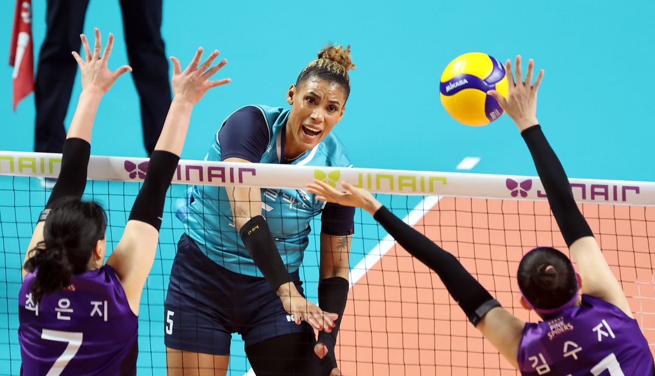 V리그 5라운드 여자부 MVP에 오른 GS칼텍스 실바. 뉴스1