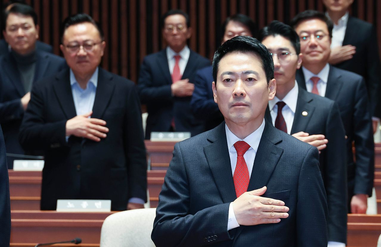 장동혁 국민의힘 대표(앞줄 오른쪽)가 12일 국회에서 열린 의원총회에서 국민의례를 하고 있다. 임현동 기자. 2026.02.12.