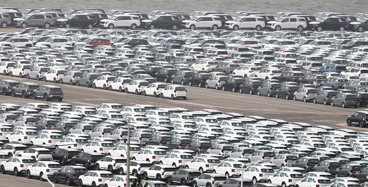 22일 경기 평택시 포승읍 평택항에 수출용 차량이 세워진 모습. 뉴스1