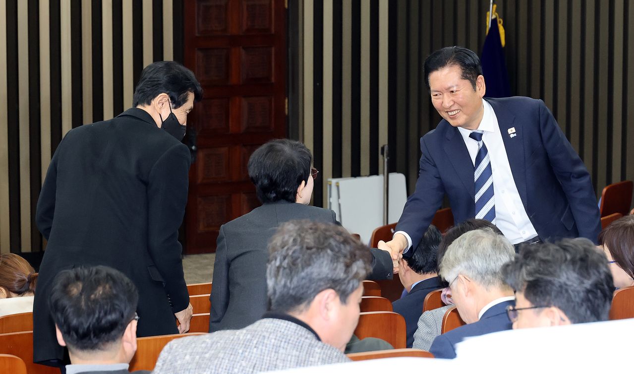 더불어민주당 정청래 대표가 22일 국회에서 비공개로 열린 의원총회에서 참석 의원들과 인사하고 있다. 연합뉴스