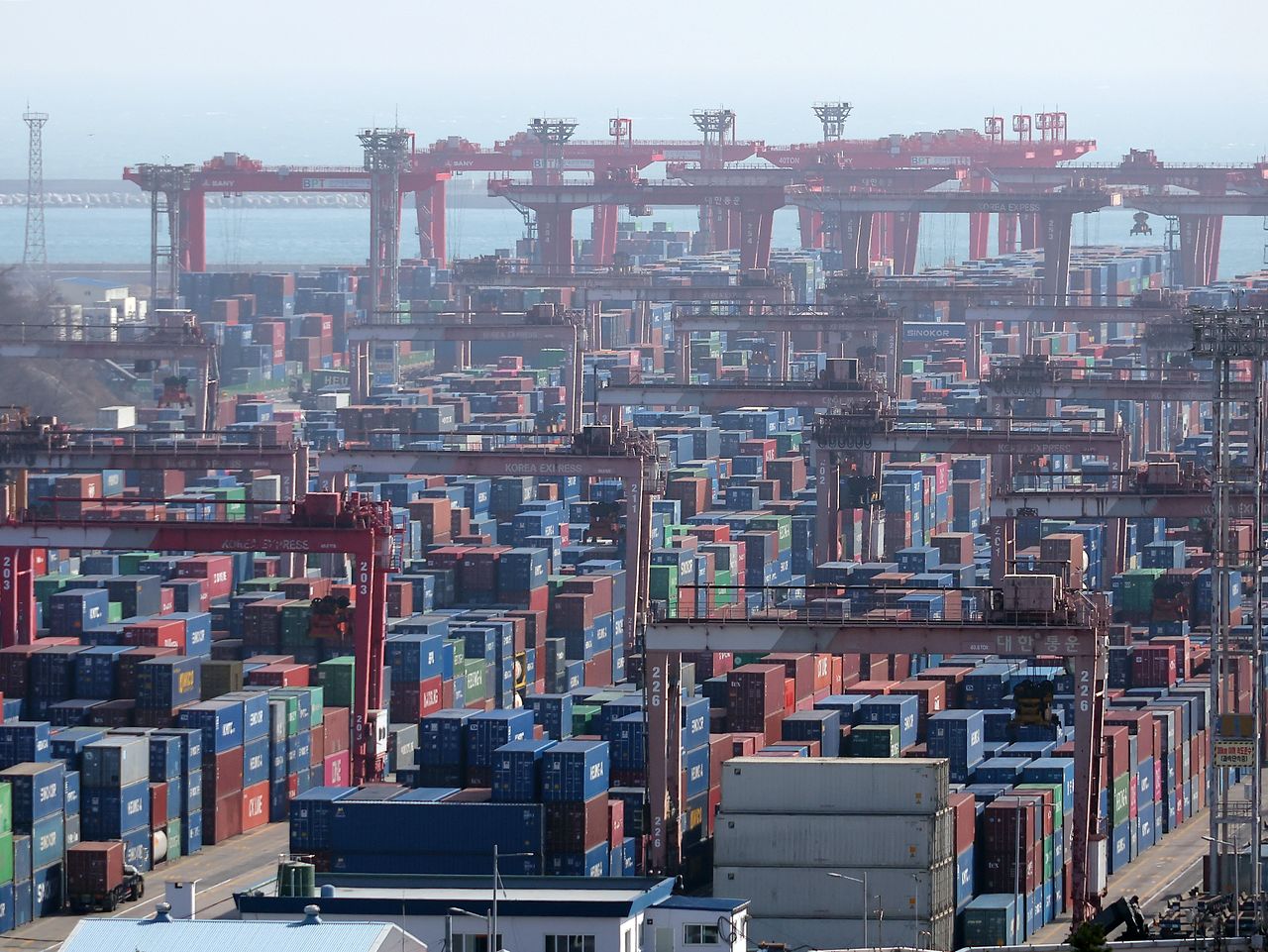 22일 오후 부산항 신선대부두에 컨테이너가 가득하다. 연합뉴스