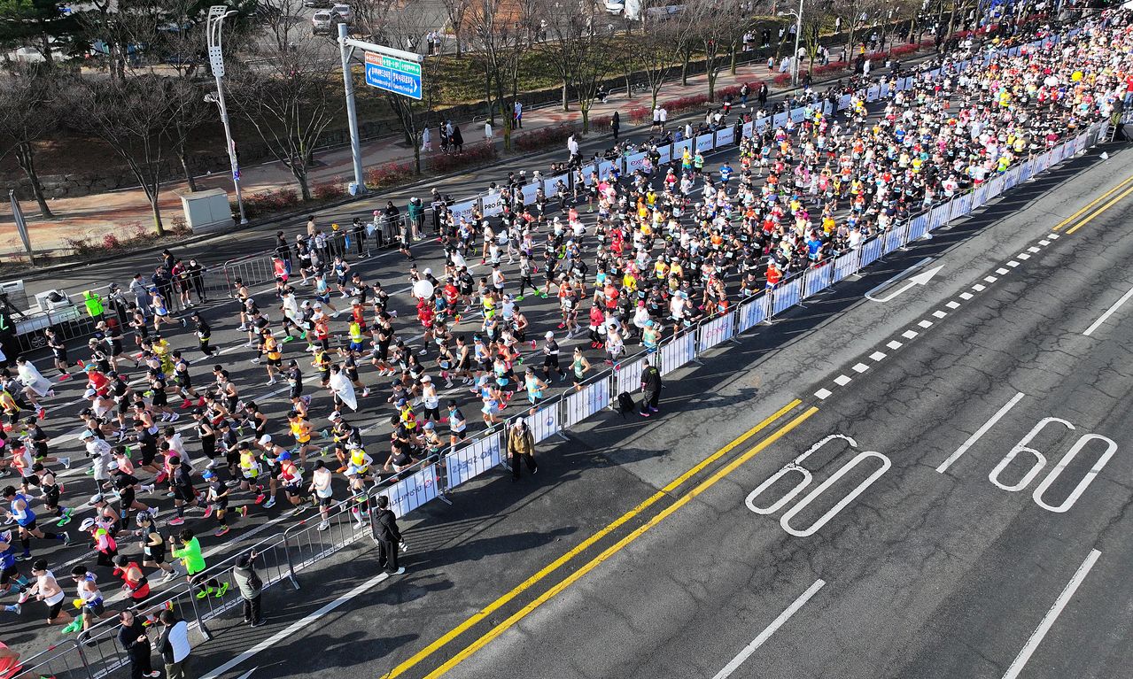  22일 대구 수성구 대구스타디움 일대에서 열린 '2026 대구마라톤'에서 참가자들이 힘찬 출발을 하고 있다. 연합뉴스