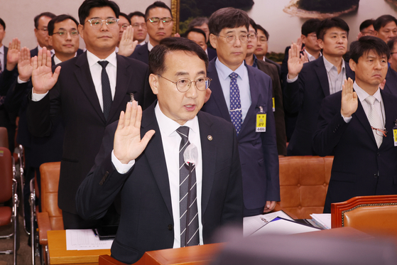김인호 산림청장이 20일 국회 농림축산식품해양수산위원회에서 열린 산림청 등에 대한 국정감사에서 증인선서를 하고 있다. 연합뉴스