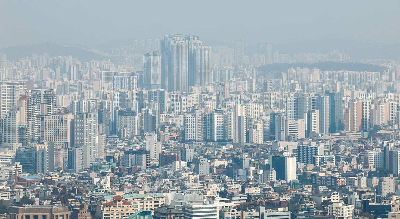 금융당국이 부동산 시장 안정을 위해 다주택자를 대상으로 대출 규제 방안을 마련하고 있다. 금융위원회는 오는 24일 은행권 관계자를 불러 구체적인 대책을 논의한다. 뉴스1