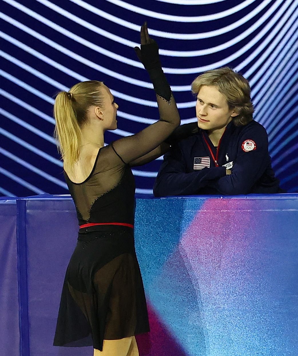 '시카고' OST 셀 블록 탱고에 맞춰 갈라 무대를 선보인 니나 페트로키나(왼쪽)와 총을 맞는 연기를 펼친 말리닌. 로이텨=연합뉴스