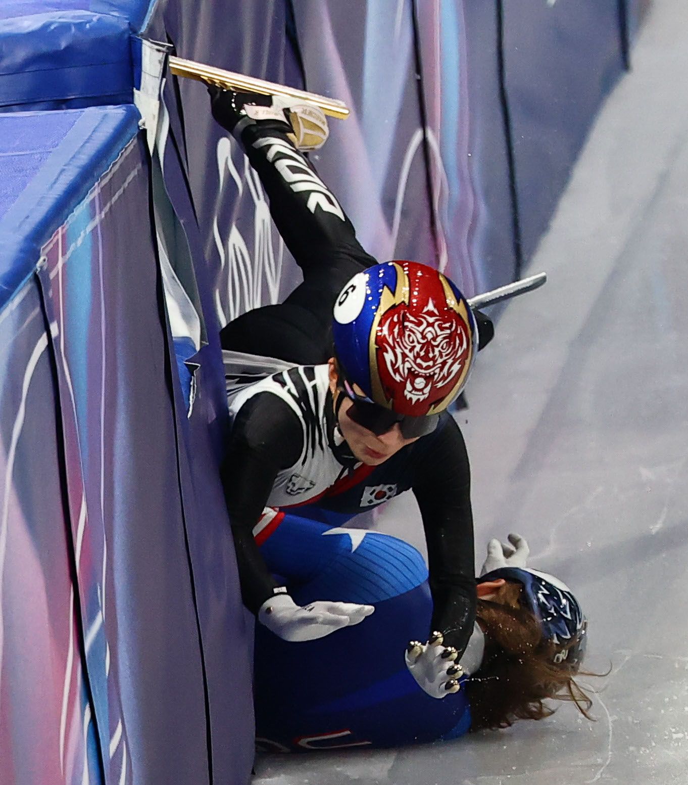 10일(현지시간) 이탈리아 밀라노 아이스스케이팅 아레나에서 열린 쇼트트랙 혼성 2000m 계주 준결승에서 대표팀 김길리와 미국 선수가 부딪히고 있다. 김종호 기자. 