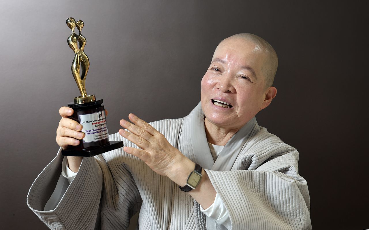 대해 스님이 남아시아 최대의 국제영화제인 다카국제영화제에서 수상한 트로피를 들고 있다. 강정현 기자