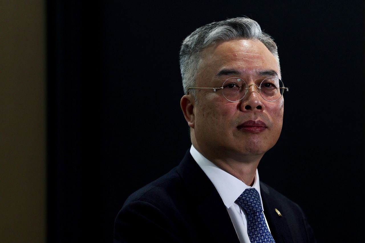 3대(내란·김건희·채해병) 특검의 미진한 부분과 새로운 의혹을 수사할 권창영 2차 종합 특별검사가 지난 6일 서울 중구 소재 법무법인 지평 사무실로 출근하던 중 취재진 질문에 경청하고 있다. 연합뉴스