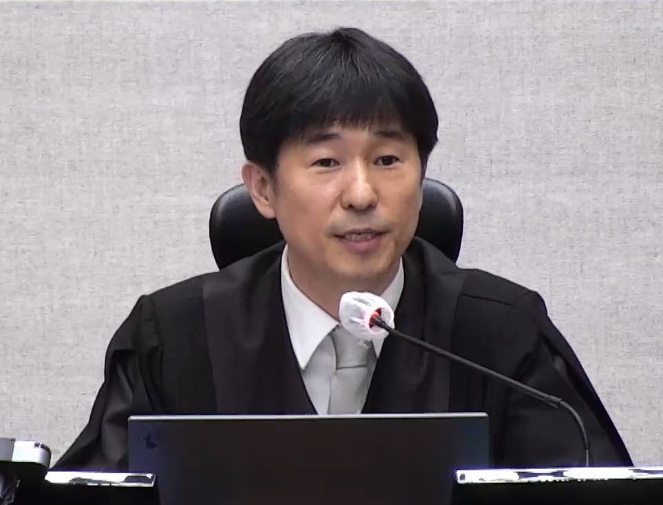 서울중앙지법 형사25부 지귀연 부장판사가 지난 19일 윤석열 전 대통령 내란 우두머리 등 혐의 1심 판결 선고 주문을 낭독하고 있다. 지귀연 재판부는 윤 전 대통령에 무기징역을 선고했다. 연합뉴스