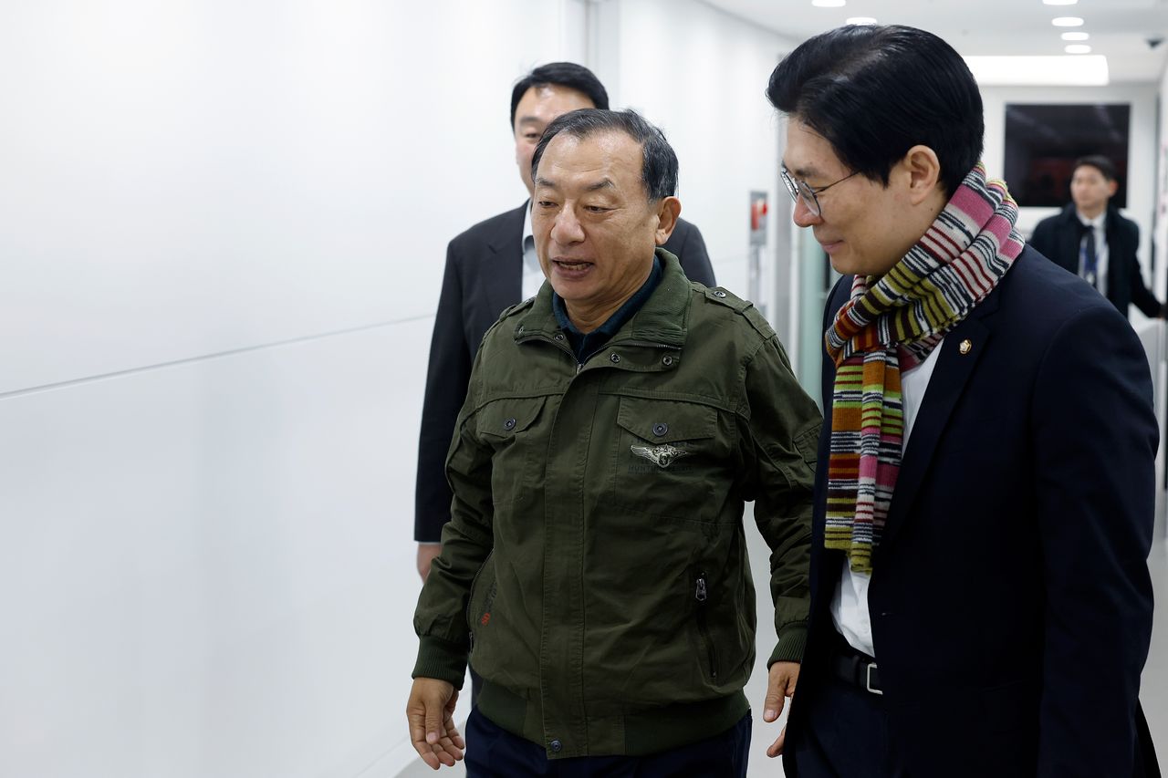 이정현 국민의힘 공천관리위원장이 20일 오전 서울시 영등포구 여의도 국민의힘 당사에서 열린 제9회 전국동시지방선거 중앙당 공천관리위원회 제1차 회의에 참석하며 회의장을 찾아온 조정훈 의원과 인사를 나누고 있다. 뉴스1