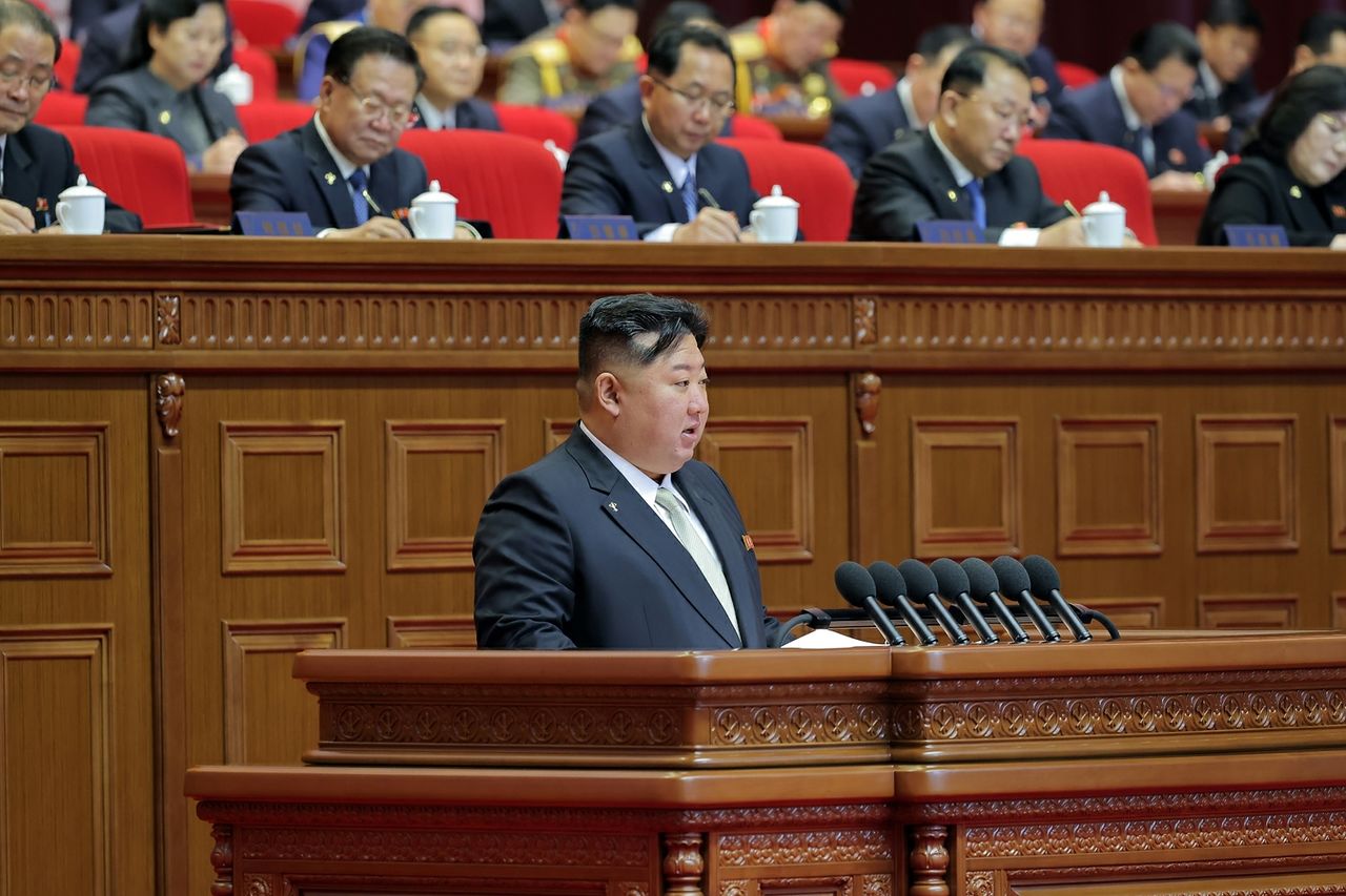  북한 노동당 기관지 노동신문은 "제9차 당 대회 3일차 회의에서 김정은 국무위원장이 당중앙위원회 제8기 사업 총화 보고에서 자신감에 부응한 새로운 투쟁 전략을 천명했다"라고 22일 보도했다. 노동신문=뉴스1