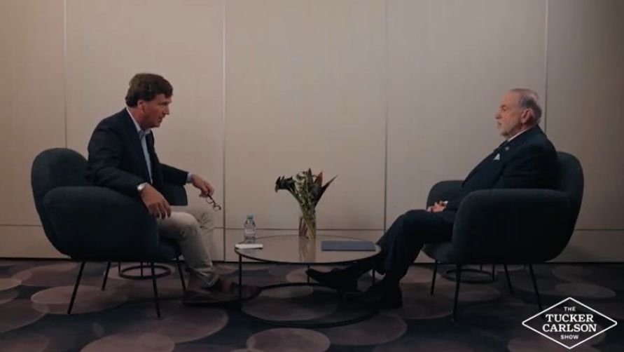 보수 논객 터커 칼슨(왼쪽)과 인터뷰 중인 마이크 허커비 주이스라엘 미국대사. 사진 터커 칼슨 유튜브 캡처