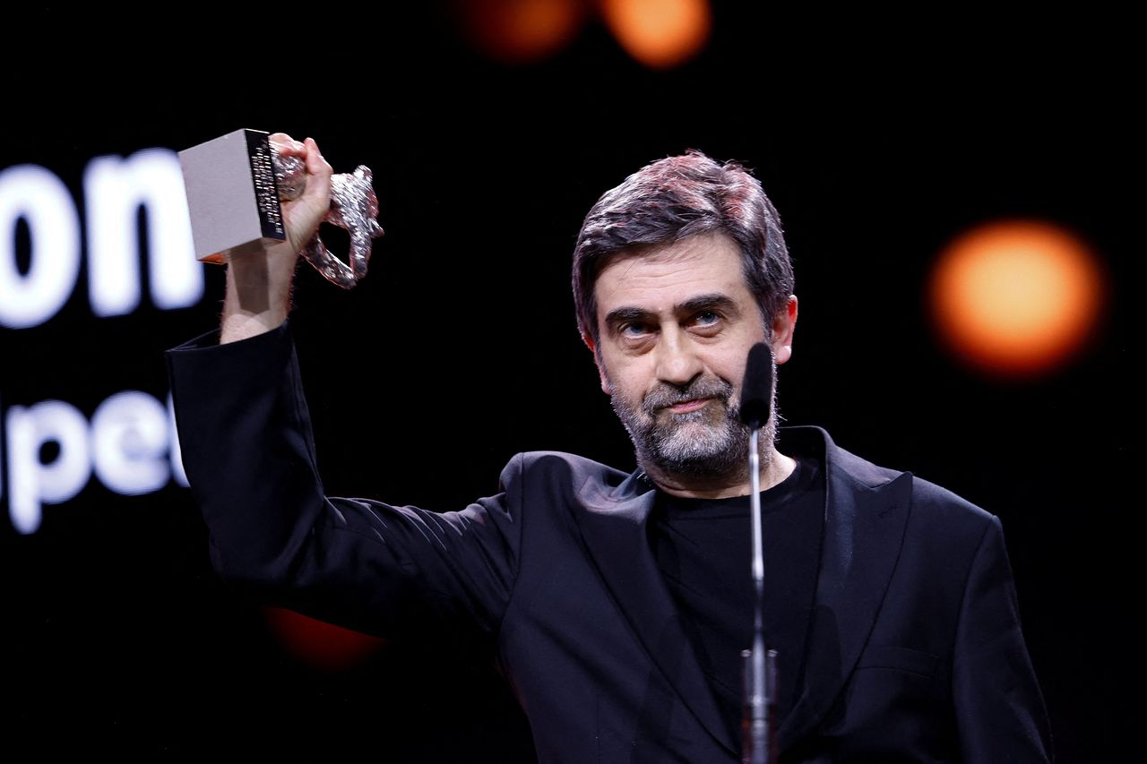 21일(현지시간) 열린 베를린 영화제 시상식에서 에민 알페르 감독이 은곰상 심사위원상을 수상했다. [사진 로이터=연합뉴스]