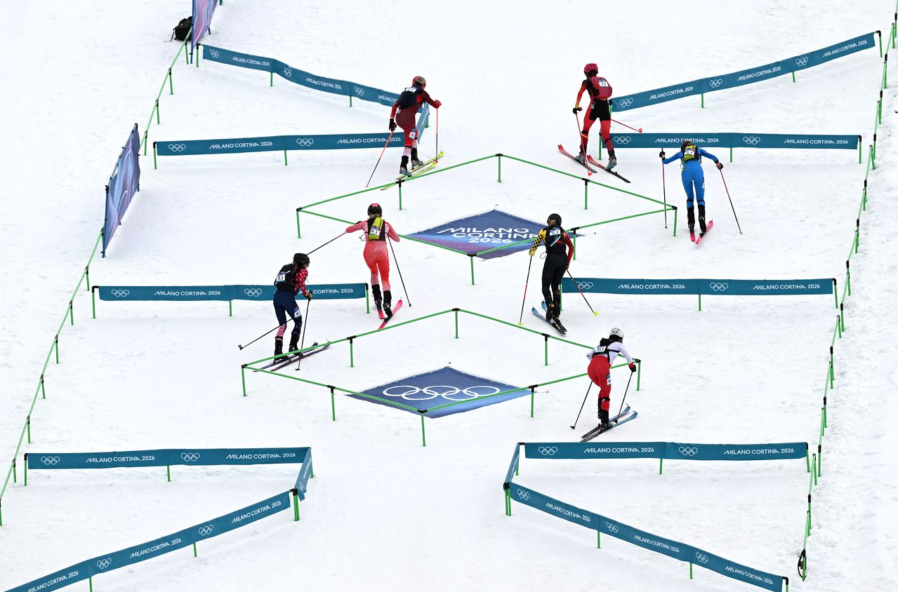 스키장 경사로에 마름모 형태의 장애물이 있다. 장애물을 피해서 올라가야 한다. 로이터=연합뉴스