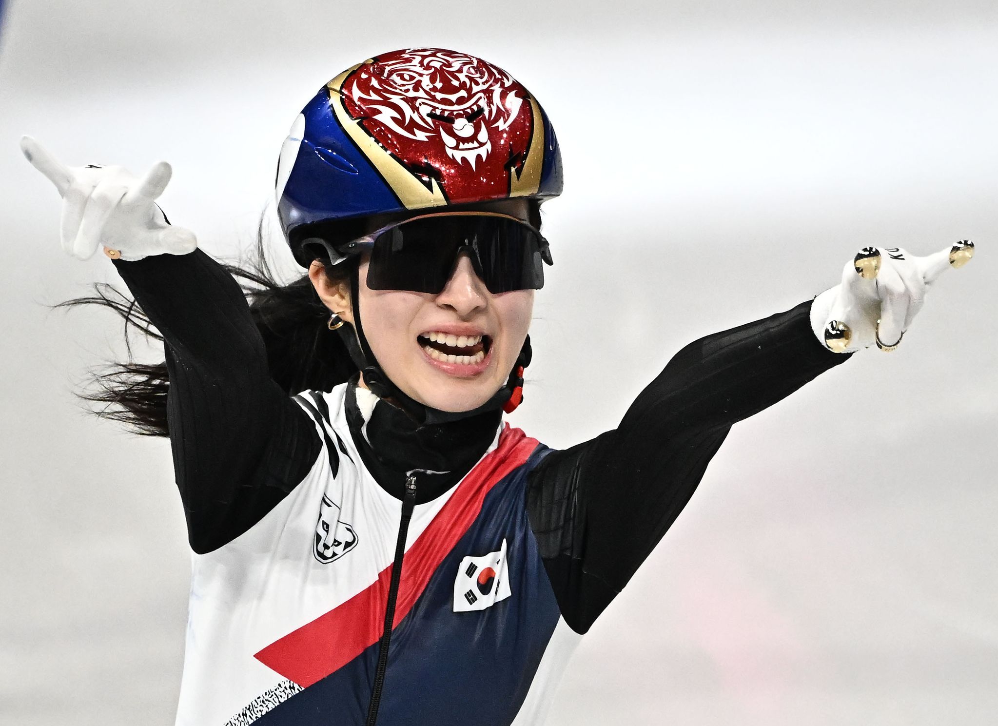 우승 장면에서 김길리는 양손 엄지와 검지, 새끼손가락을 함께 펴는 시그니처 동작을 선보였다. 김종호 기자 