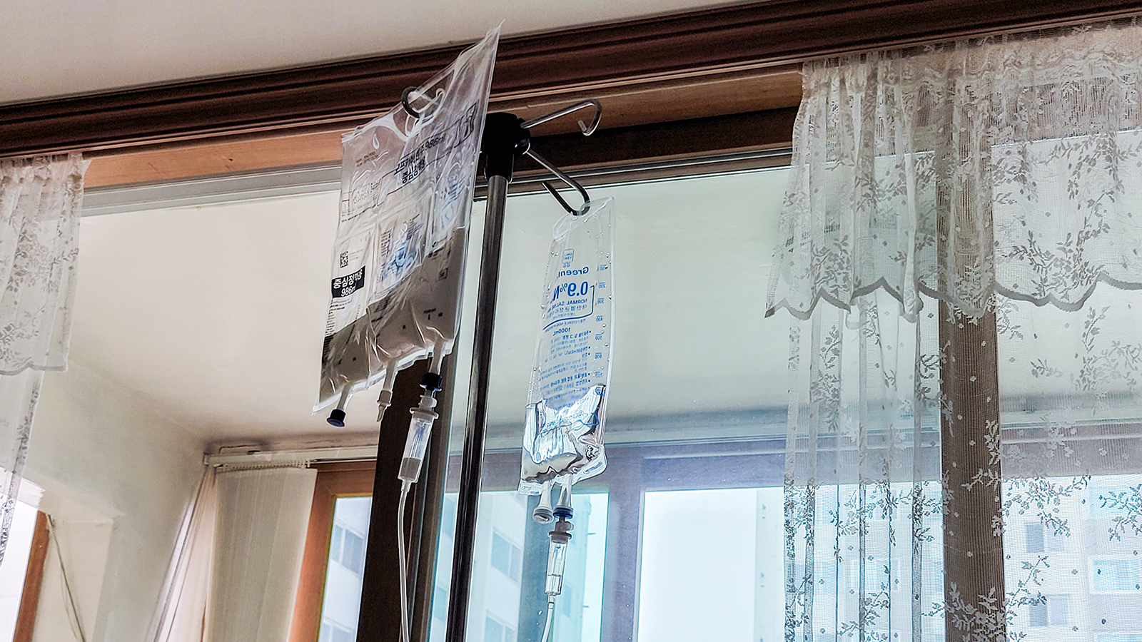 재택 환자가 집안에서 중심정맥용 수액을 맞는 모습. 중앙포토