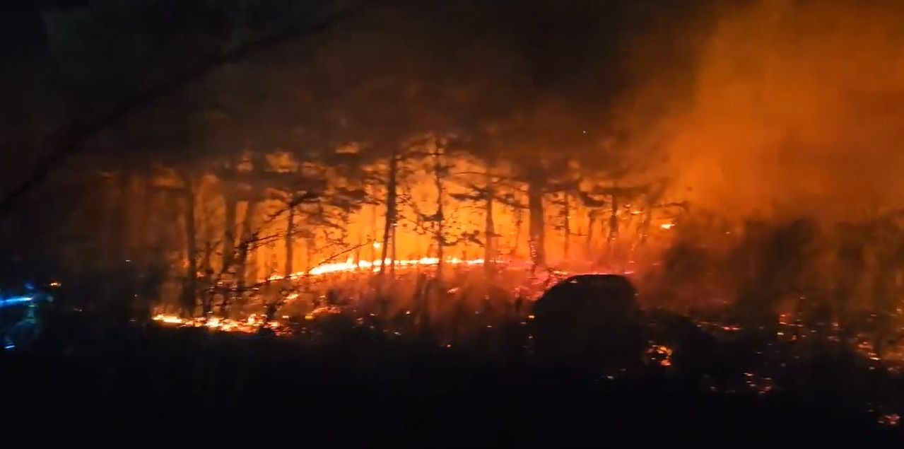  22일 오후 7시 22분쯤 강원 고성군 토성면에서 산불이 발생해 주민 대피 조치가 이뤄진 가운데 소방 당국이 대응 2단계 발령하고 인력과 장비를 동원해 진화 작업을 벌이고 있다. 사진 강원도소방본부