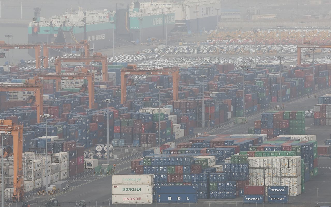 도널드 트럼프 미국 대통령이 21일(현지시간) 미 연방대법원의 상호관세 위법 판결 이후 전 세계에 새롭게 부과하겠다고 밝힌 '글로벌 관세'를 10%에서 15%로 인상하겠다고 밝혔다.   앞서 미 연방대법원은 현지시간 지난 20일 국제비상경제권한법(IEEPA)에 근거해 트럼프 대통령이 세계 각국에 부과한 상호관세 조치를 위법하다고 판결했다.   사진은 22일 경기도 평택항에 컨테이너가 쌓여있는 모습. 연합뉴스