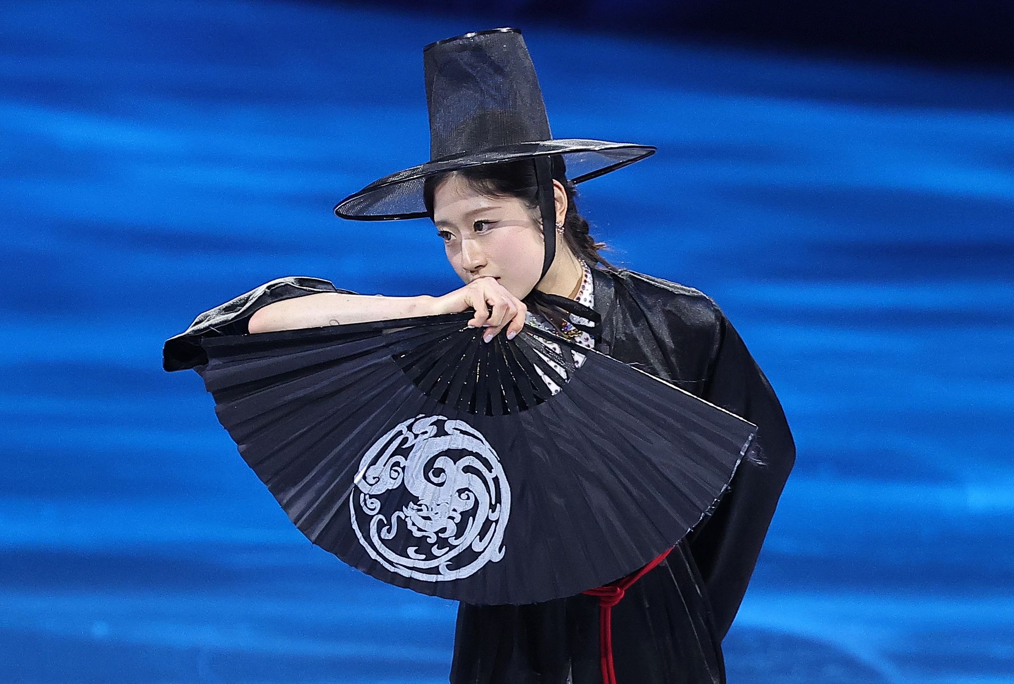 피겨 이해인이 21일(현지시간) 이탈리아 밀라노 아이스 스케이팅 아레나에서 열린 2026 밀라노·코르티나담페초 동계올림픽 피겨 갈라쇼에서 넷플릭스 '케이팝 데몬 헌터스' OST에 맞춰 연기를 펼치고 있다. 뉴스1