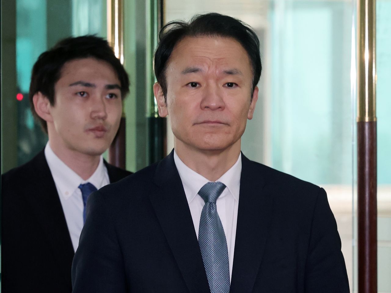 마쓰오 히로타카 주한일본대사관 총괄공사가 22일 서울 종로구 외교부 청사로 초치되고 있다.   정부는 이날 일본 시마네현의 '다케시마의 날' 행사와 반복되는 독도 영유권 억지 주장을 항의하기 위해 마쓰오 공사를 초치 했다. 뉴스1