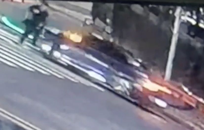 김인호 전 산림청장이 지난 20일 오후 경기 성남시 분당구 정자동 신기사거리에서 버스, 승용차 등 3중 추돌사고를 내기 직전 보행자 신호를 위반해 음주 상태로 운전을 하는 모습. YTN 보도화면 캡처