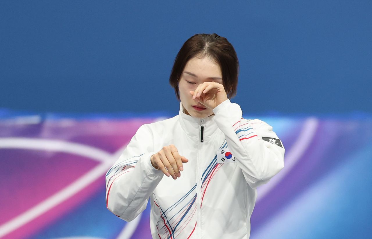 최민정이 21일(한국시간) 이탈리아 밀라노 아이스스케이팅 아레나에서 열린 2026 밀라노 코르티나담페초 동계올림픽 여자 쇼트트랙 여자 1500m 결승 시상식에서 눈물을 흘리고 있다. 밀라노=김종호 기자