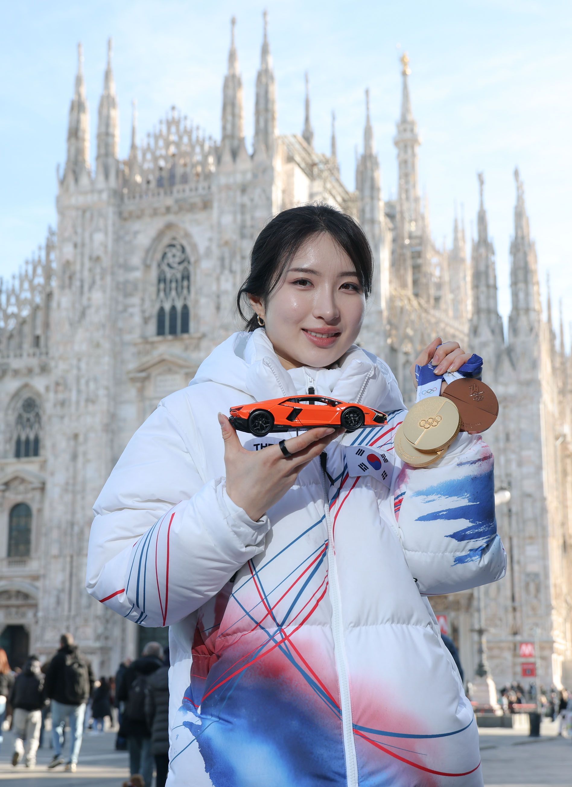 밀라노 올림픽 대한민국 유일한 2관왕 김길리가 21일(현지시간) 이탈리아 밀라노 두오모 대성당 광장에서 중앙일보와 만났다. 람보르기니 미니카와 메달 3개를 들여 보였다. 김종호 기자