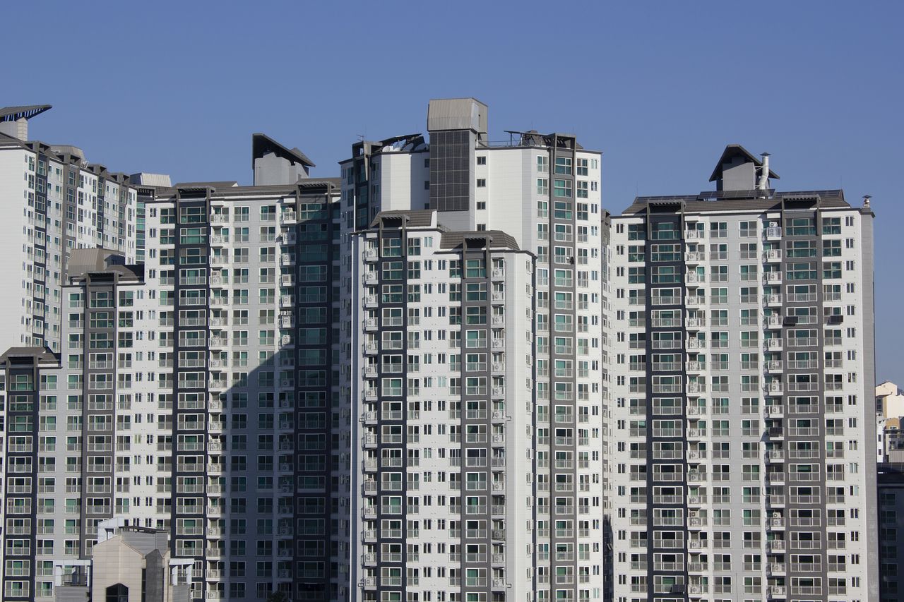 다주택자와 임대사업자에 대한 주담대 만기연장을 불허하는 금융 규제책을 금융당국이 검토 중이다. 중앙포토