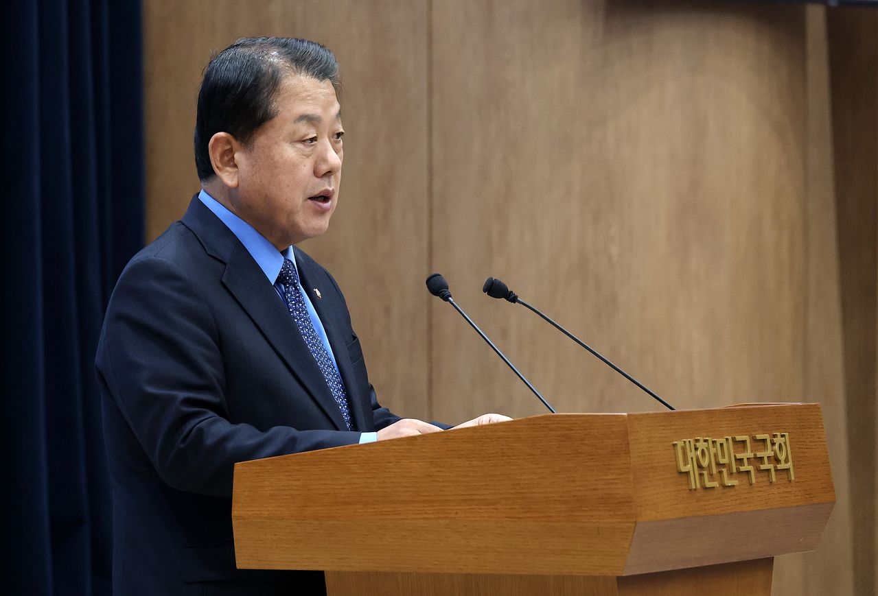 더불어민주당 김병주 의원이 22일 국회 소통관에서 긴급 기자회견을 열고 경기도지사 출마 공식 철회를 발표하고 있다. 연합뉴스