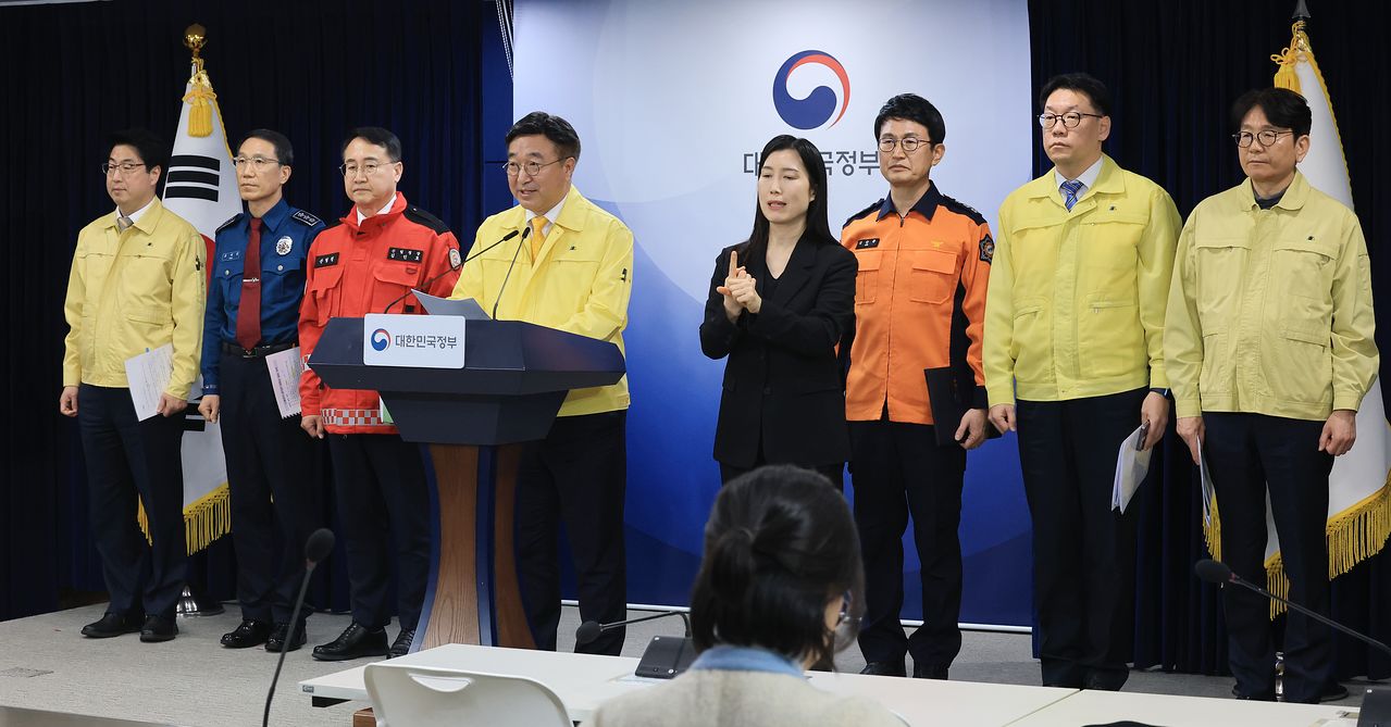 윤호중 행정안전부 장관이 지난 13일 서울 종로구 정부서울청사에서 산불방지 대국민 담화문을 발표하고 있다. 뉴스1