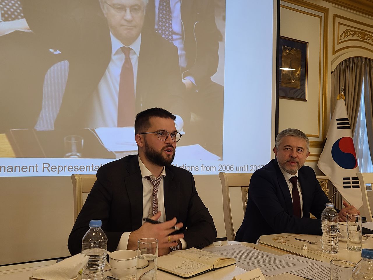 게오르기 지노비예프(오른쪽) 주한 러시아 대사와 블라디슬라프 소로킨 3등 서기관이 지난 11일 서울 중구 주한 러시아대사관에서 열린 ‘러시아 외교관의 날(2월 10일)’ 기념 비공식 행사에서 말하고 있다. 한지혜 기자