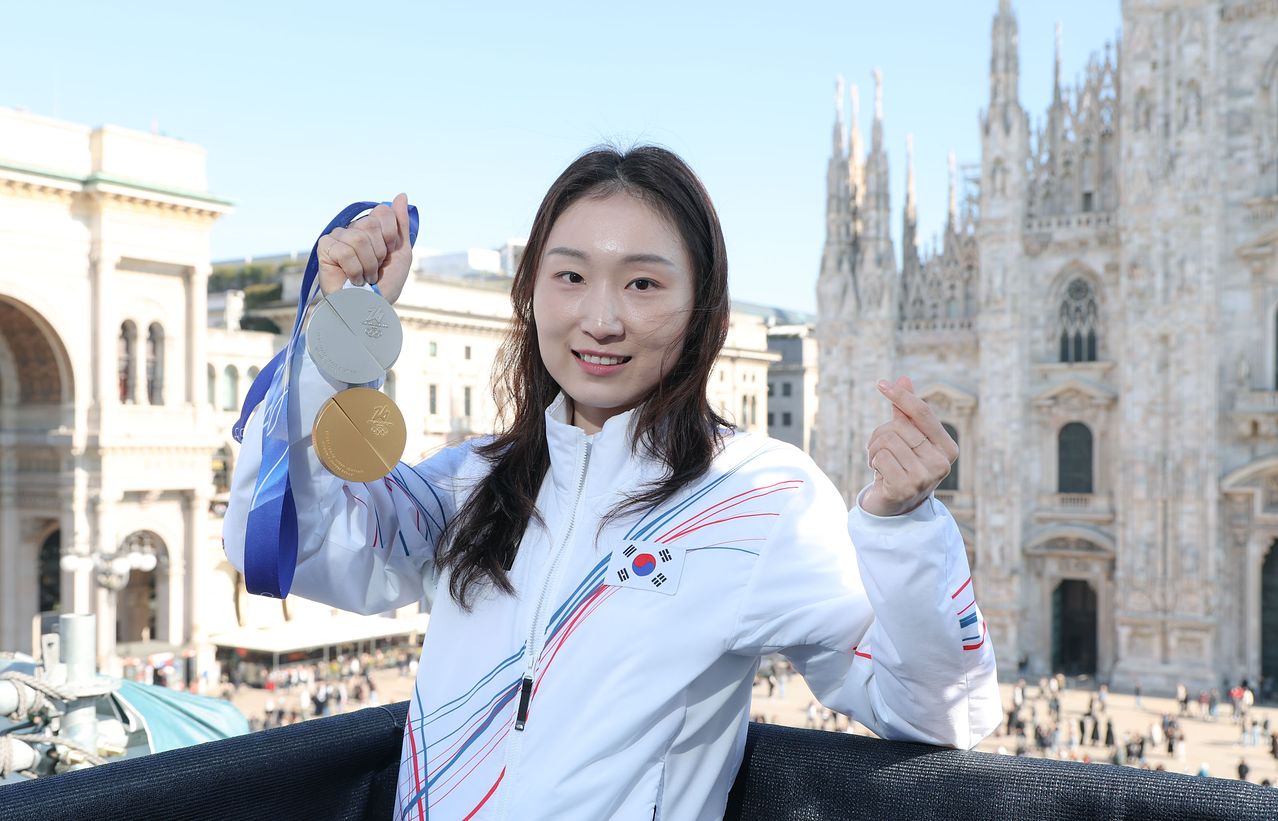  쇼트트랙 여자 1500m 은메달, 3000m 계주 금메달을 획득한 최민정이 21일(한국시간) 이탈리아 밀라노 두오모 대성당 광장에서 중앙일보와 인터뷰 하고 있다. 밀라노=김종호 기자