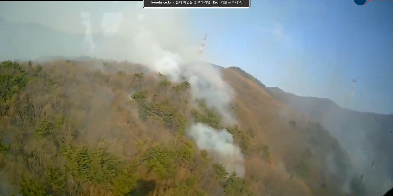 지난 21일 오후 충남 예산군 대술면 인근에서 산불이 발생해 산림.소방당국이 진화에 나섰다.    예산군은 산불 발생지 인근 주민들에게 마을회관 등으로 대피해 달라는 안내 문자를 발송했다. 연합뉴스