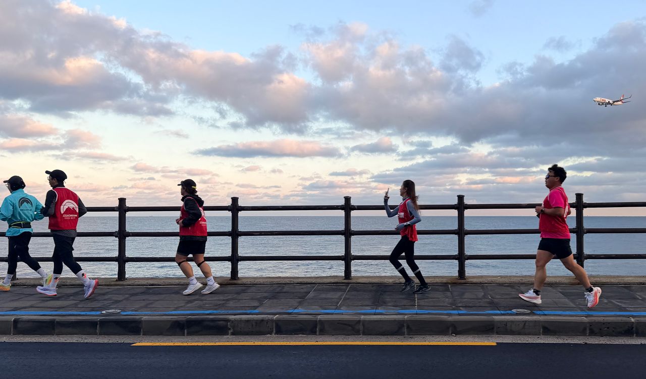 올 겨울 제주시 용담 해안도로를 달리는 러너들. 최충일 기자